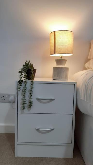 Free Parking Spacious Home Кардифф Экстерьер фото