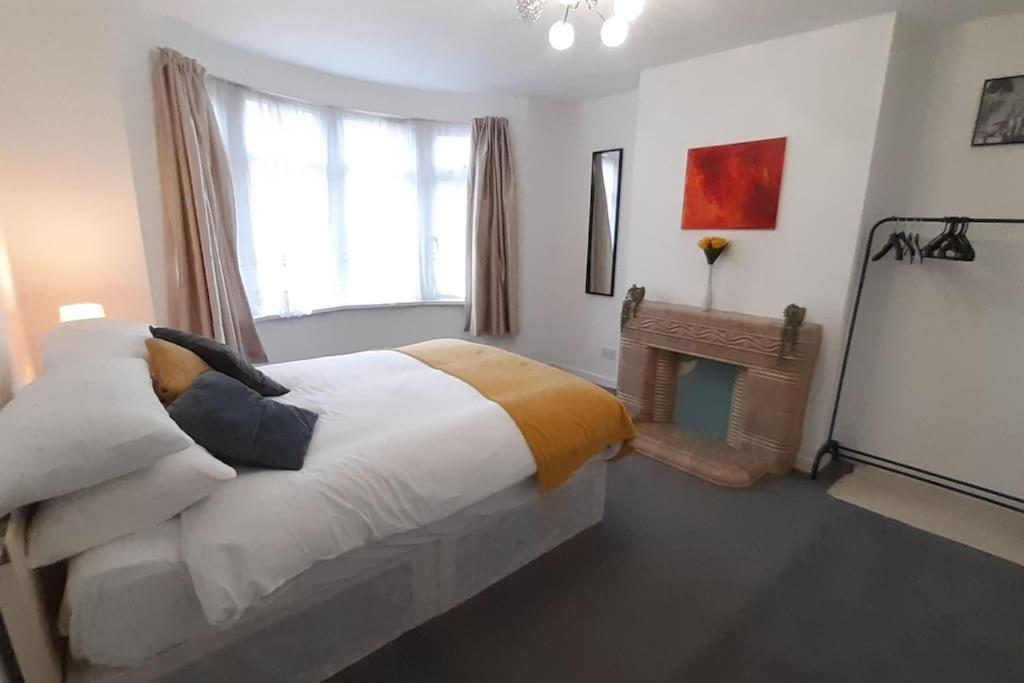 Free Parking Spacious Home Кардифф Экстерьер фото