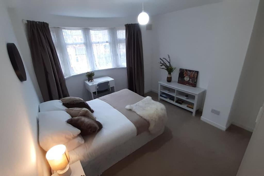 Free Parking Spacious Home Кардифф Экстерьер фото