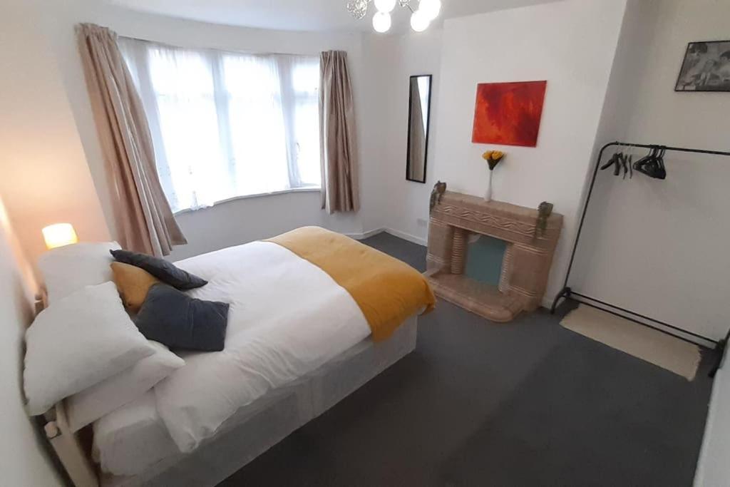 Free Parking Spacious Home Кардифф Экстерьер фото