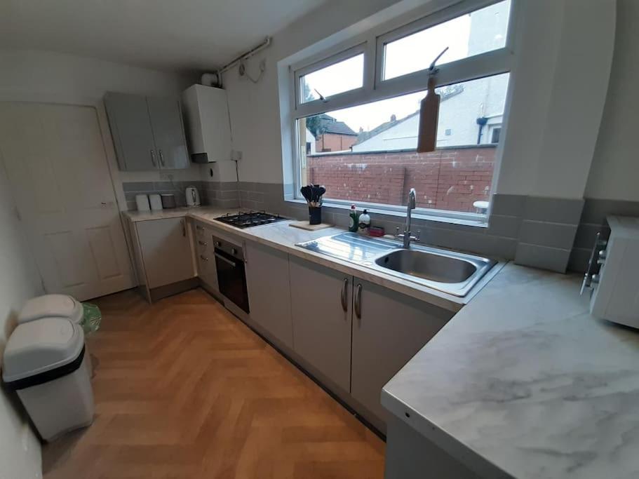 Free Parking Spacious Home Кардифф Экстерьер фото